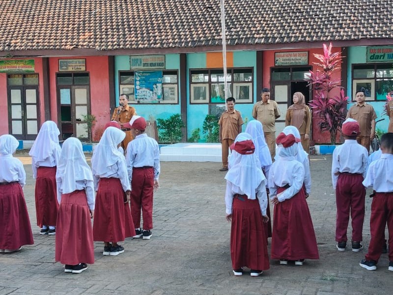 HALAL BIHALAL GURU DAN SISWA DI HALAMAN SDN 2 CEMARA